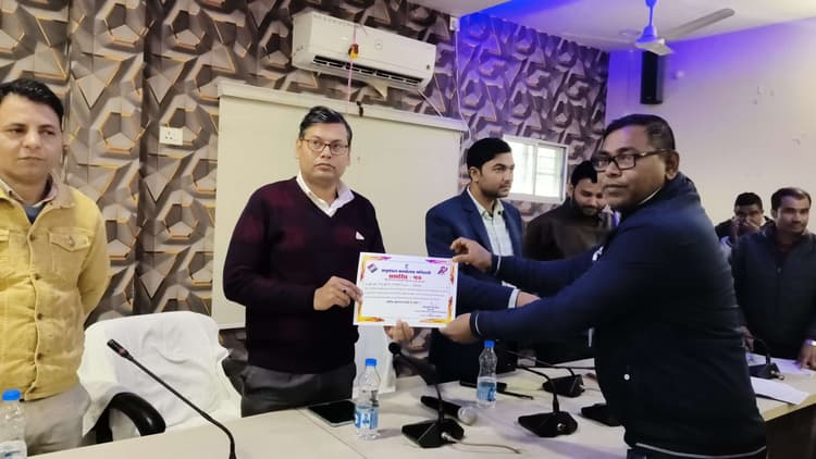 निर्वाचन कार्य में उत्कृष्ट कार्य करने वाले पदाधिकारी सम्मानित
