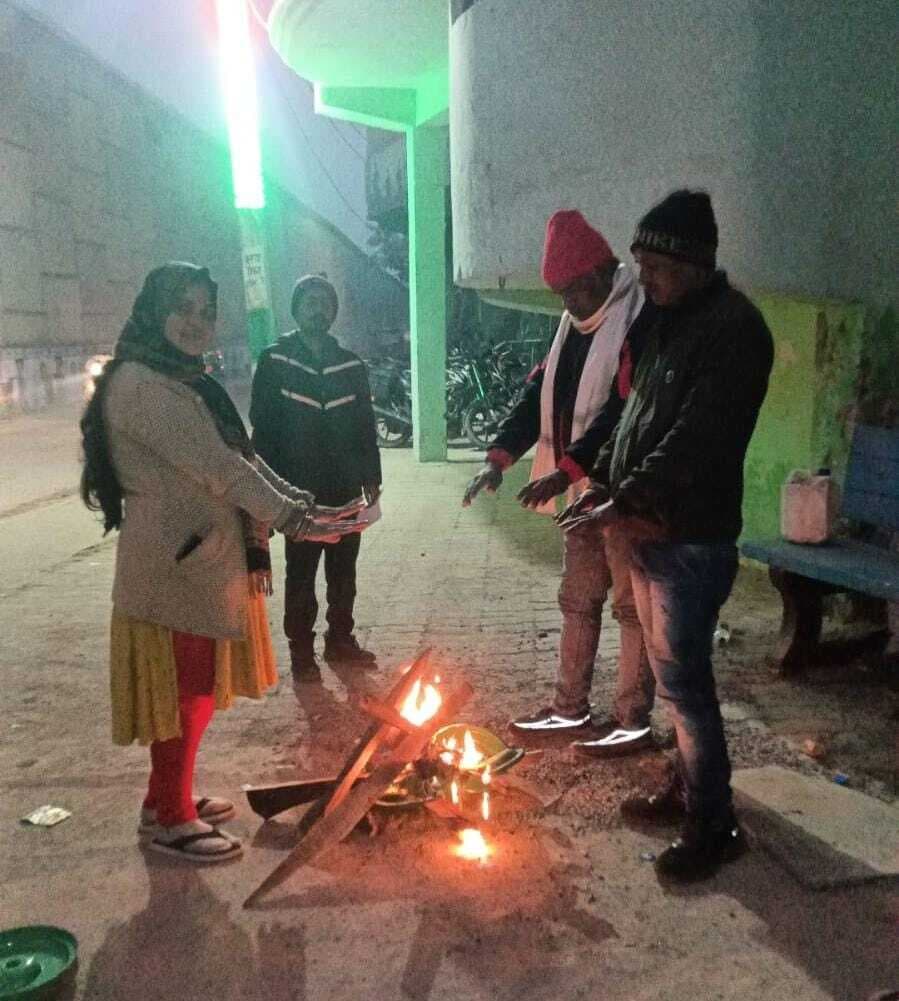 नगर परिषद ने चौक-चौराहों पर जलवाया अलाव