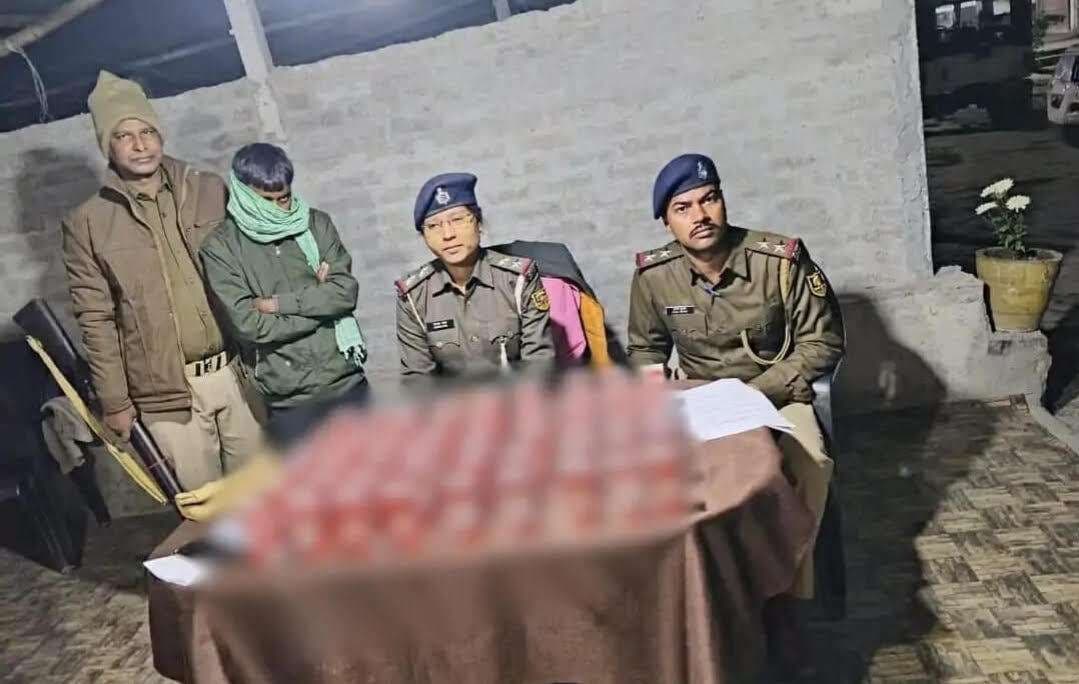 पान दुकान से 54 बोतल शराब के साथ तस्कर गिरफ्तार