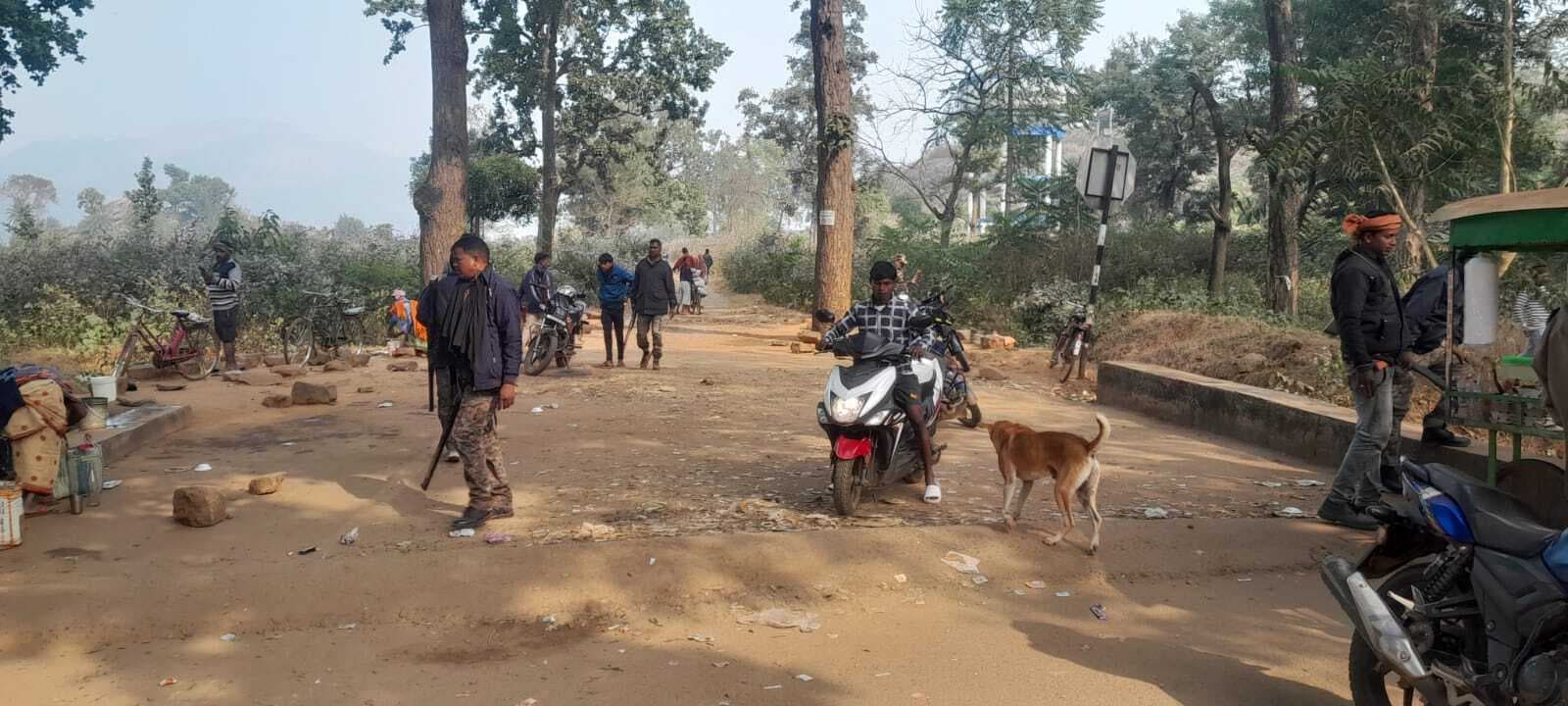 अवैध शराब बेचनेवालों को उत्पाद विभाग की टीम ने भगाया