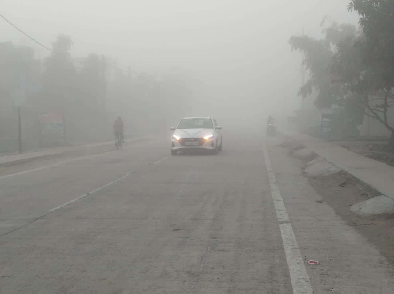 कोहरे की चपेट में शहर, धूप निकलने के बावजूद शीतलहर का कहर जारी