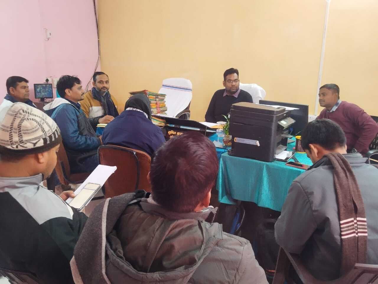 कार्य में लापरवाही बरतने पर राजस्व कर्मचारी को शो-कॉज