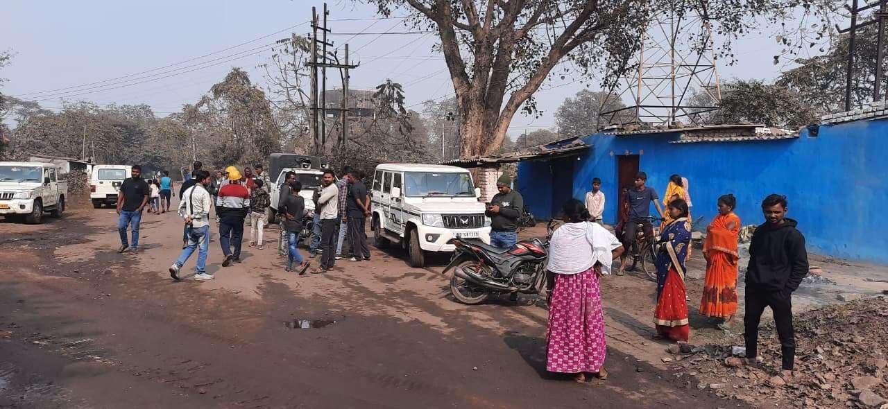 Dhanbad News : डंपिंग के रास्ते में पड़ने वाले बागान को हटाने आयी अधिकारियों की टीम बैरंग लौटी