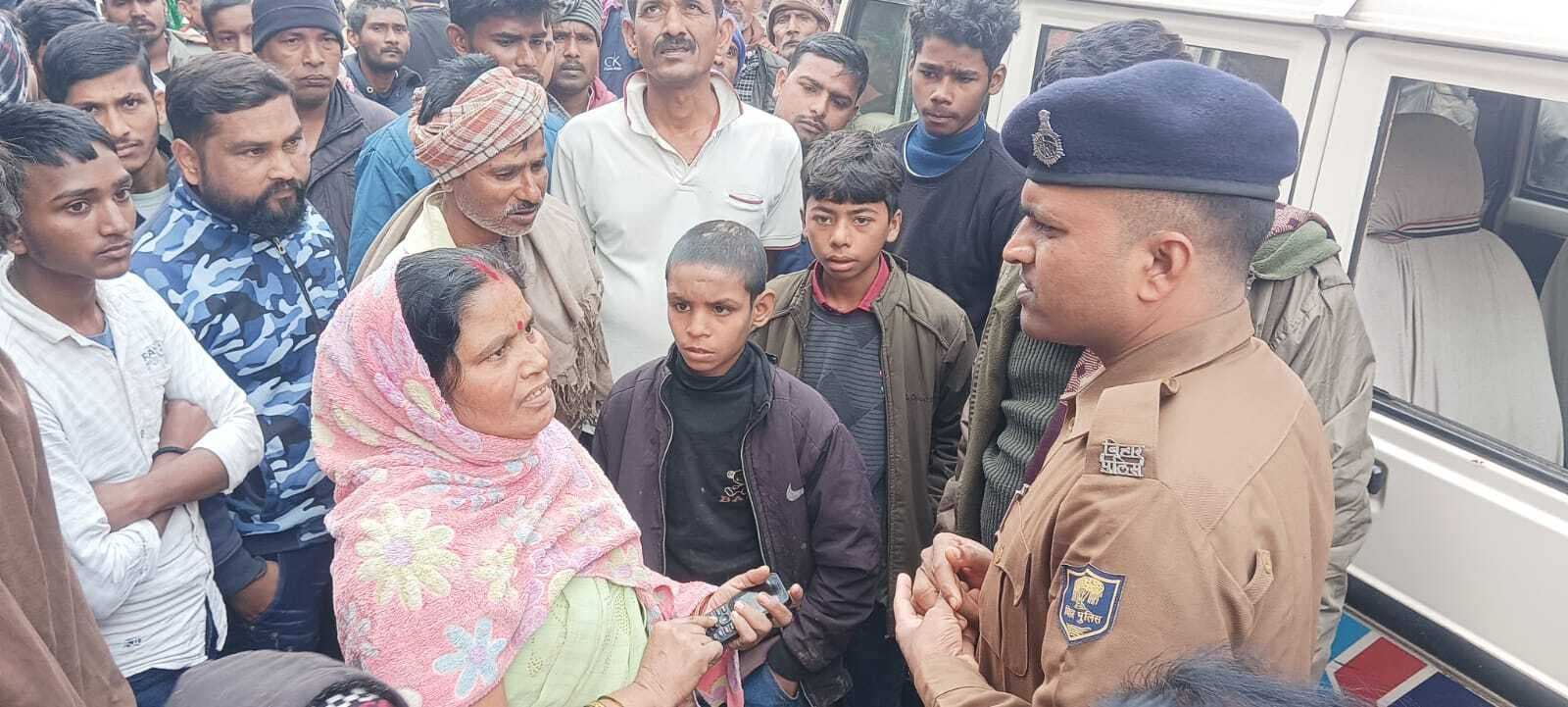 स्कूली छात्राओं के साथ छेड़खानी पर ग्रामीण हुए आक्रोशित, हिरासत में तीन युवक