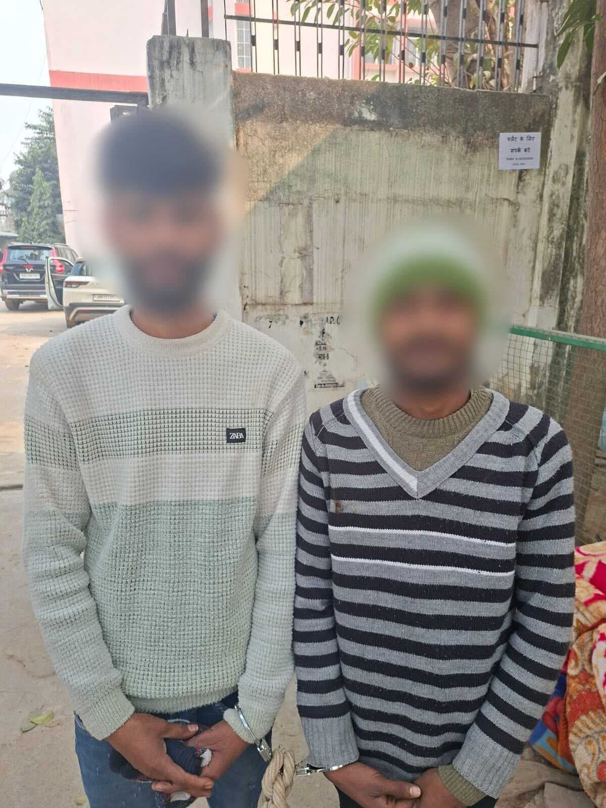 लूट के मोबाइल के साथ तीन अपराधी गिरफ्तार