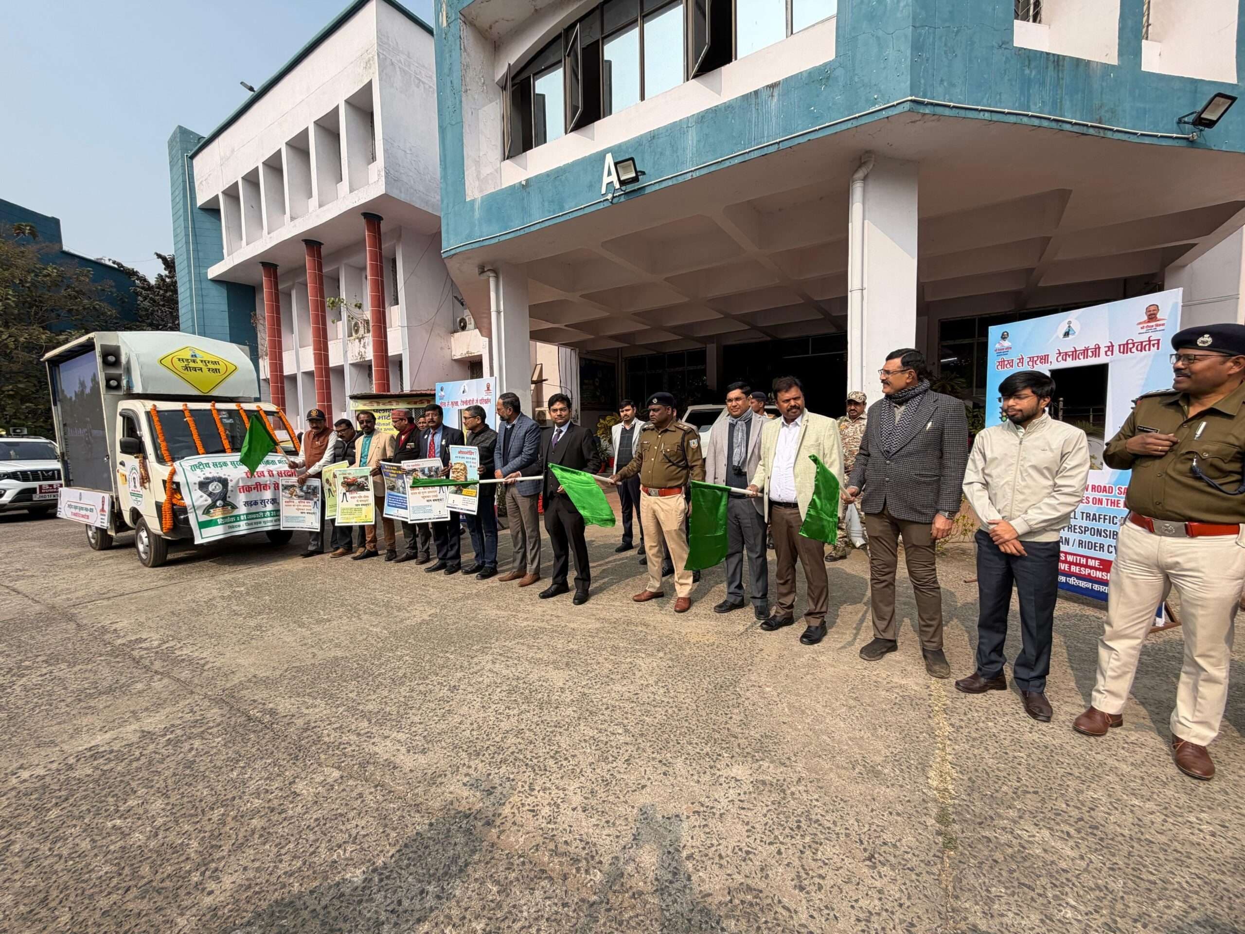 उपायुक्त ने सड़क सुरक्षा जागरुकता वैन को किया रवाना