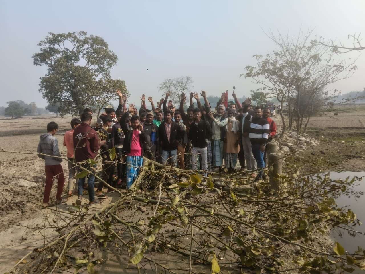 छोटे पुल के निर्माण से भड़के ग्रामीणों ने रोका सड़क निर्माण कार्य