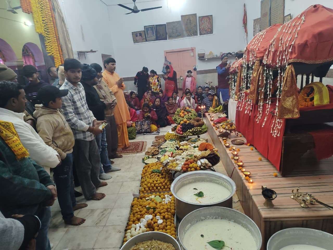 नववर्ष की देर संध्या पर मां भगवती को लगा छप्पन भोग, भक्तिगीत पर झूमे श्रोता