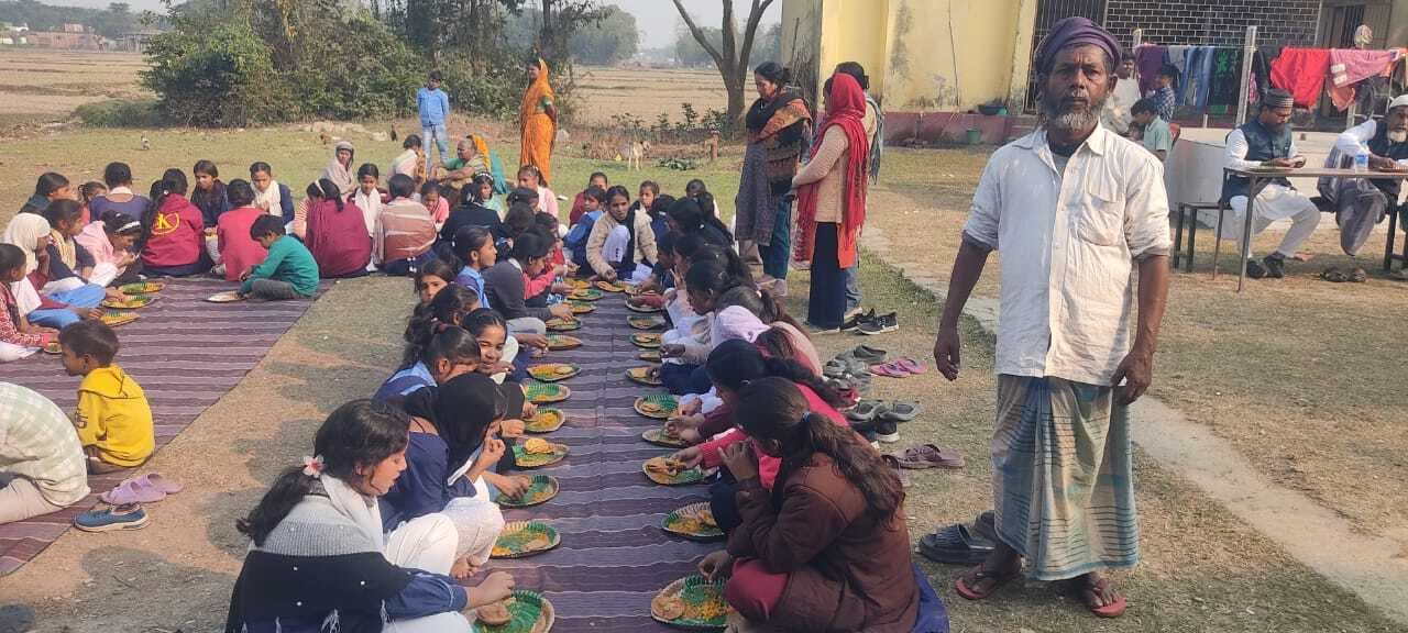 तिथि भोज में बच्चों ने स्वादिष्ट पौष्टिक भोजन का लुत्फ