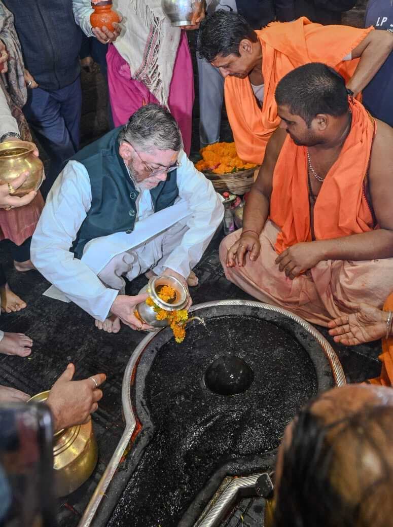 Deoghar News : राज्यपाल ने बाबा मंदिर में टेका माथा, राज्य की समृद्धि की कामना
