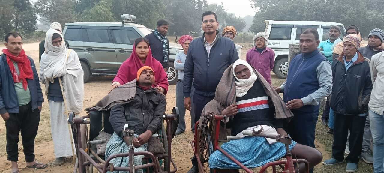 ठंड से बचाव के लिए दिव्यांगजनों व जरूरतमंदों के बीच बीडीओ ने बांटे कंबल