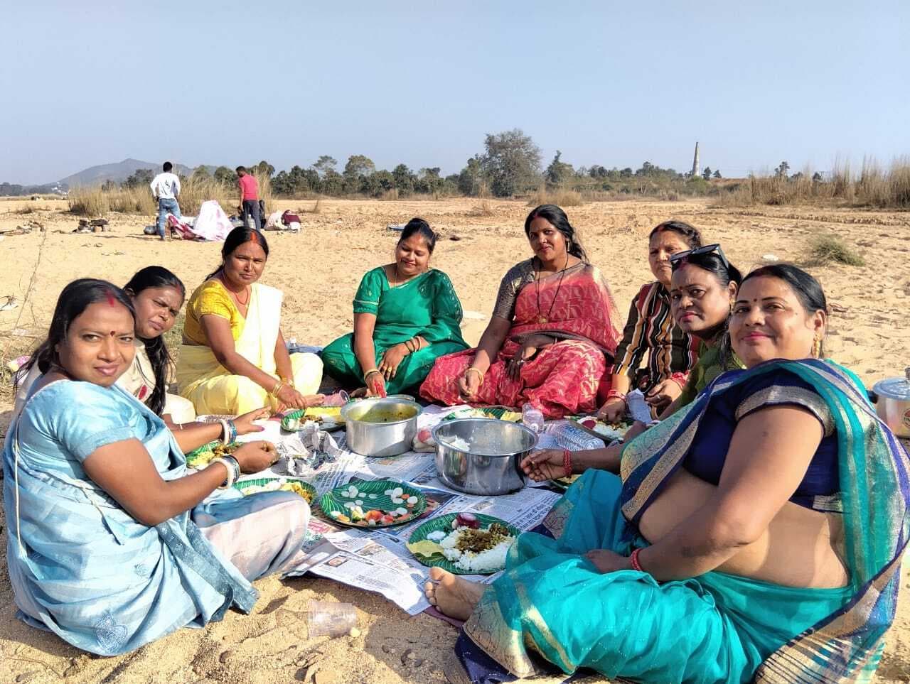 पिकनिक स्पॉट पर दूसरे दिन भी लोगों की दिखी भीड़