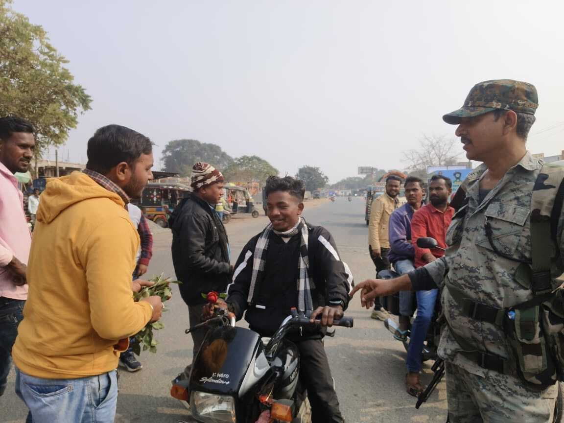 गुलाब का फूल देकर हेलमेट पहनने का किया जागरूक
