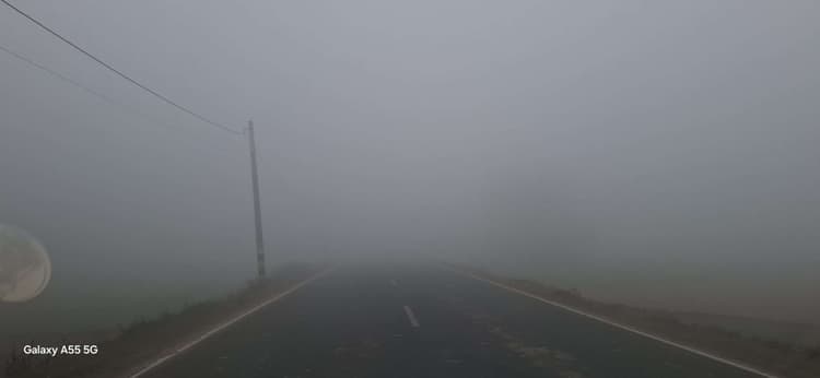 शीतलहर से बढ़ी ठिठुरन, घरों में दुबके रहे लोग