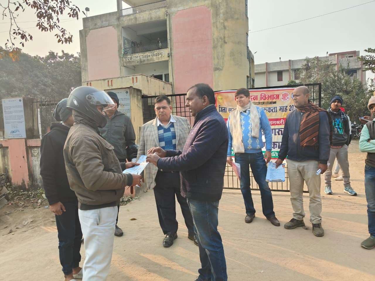 Madhubani News : सड़क सुरक्षा माह के दूसरे दिन चालकों के बीच पर्ची हुआ का वितरण