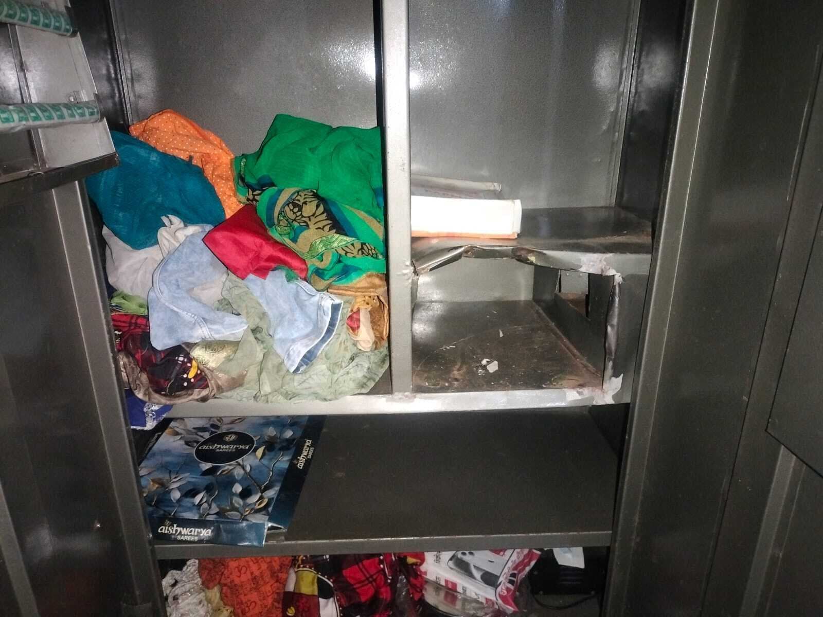 बंद घर से नकद, जेवर व कागजात की चोरी