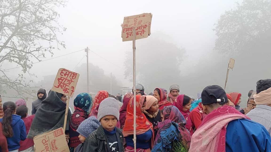 Madhubani News : सड़क निर्माण नहीं होने पर भड़के अरघावा वासी, जाम की सड़क