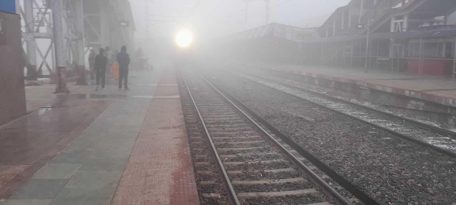 Madhubani News : मौसम की दोहरी मार, छाया रहा कुहासा, बढ़ी कनकनी