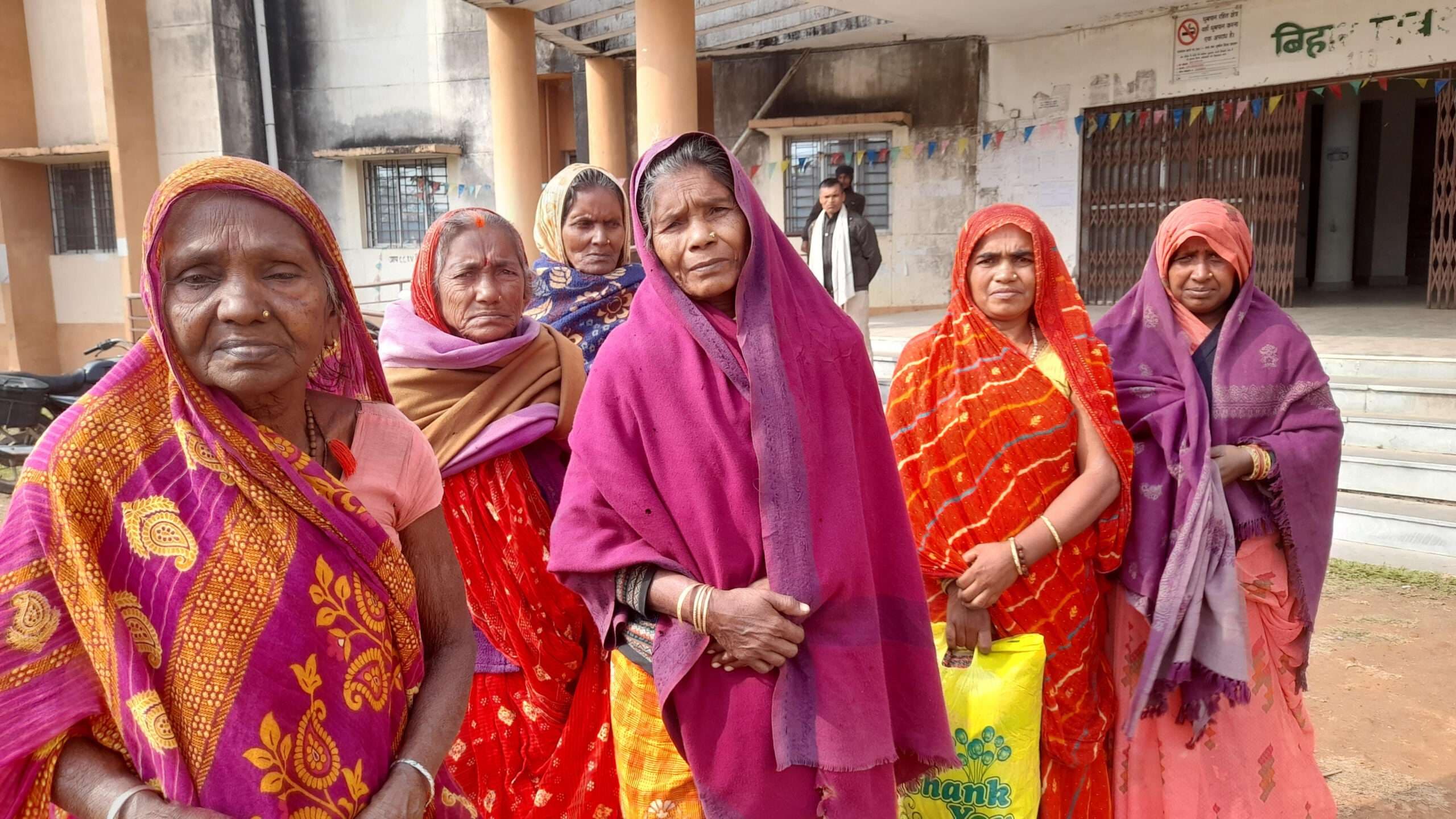 Madhubani News : महादलित महिलाओं ने कंबल के लिए बीडीओ से लगायी गुहार