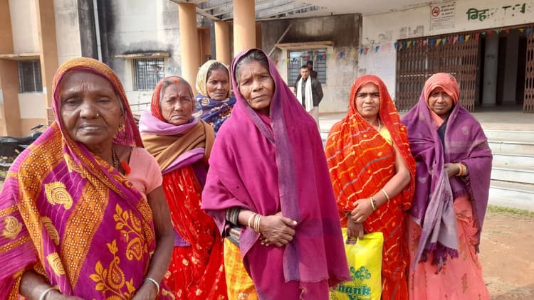 Madhubani News : महादलित महिलाओं ने कंबल के लिए बीडीओ से लगायी गुहार