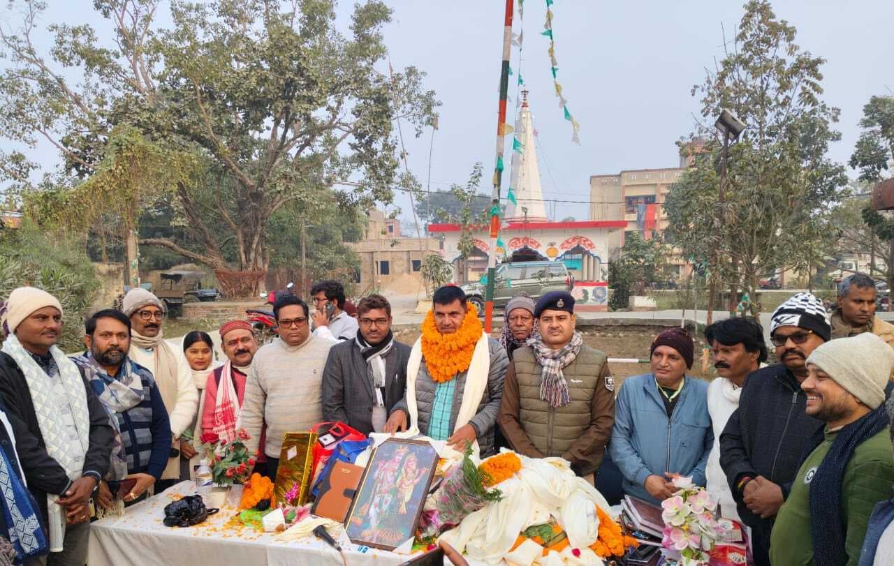 बेलदौर में स्थानांतरित व नवपदस्थापित थानाध्यक्ष हुए सम्मानित