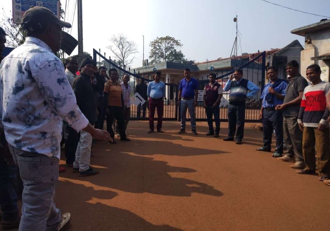 Chaibasa News : आज से परिवार संग धरना पर बैठेंगे छंटनीग्रस्त 245 ठेका मजदूर