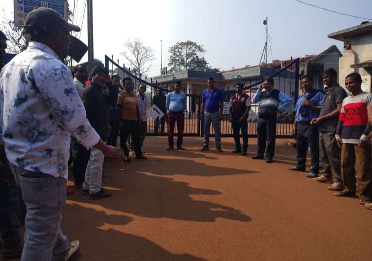 Chaibasa News : आज से परिवार संग धरना पर बैठेंगे छंटनीग्रस्त 245 ठेका मजदूर