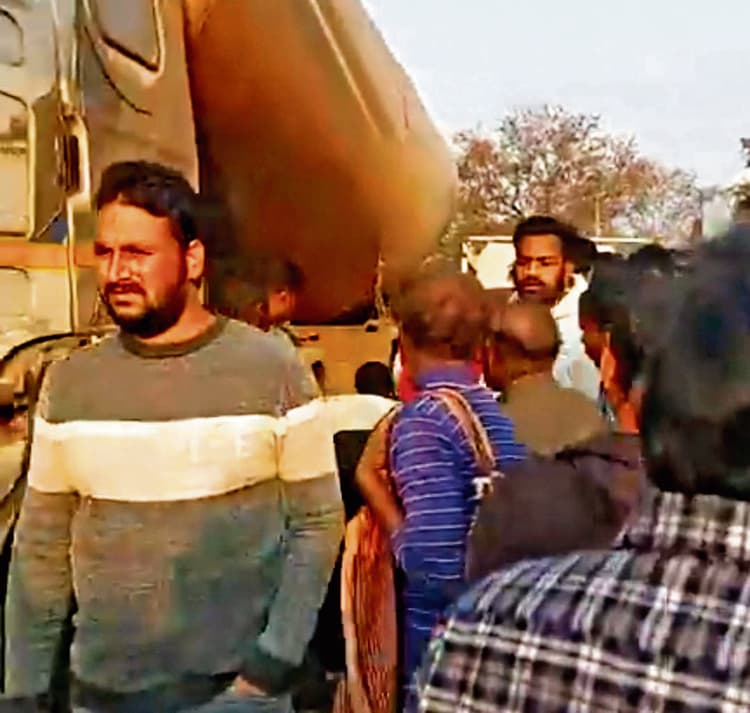 Chaibasa News : बाइक के धक्के से अधेड़ सड़क पर गिरा, पीछे से वाहन ने कुचला, मौत