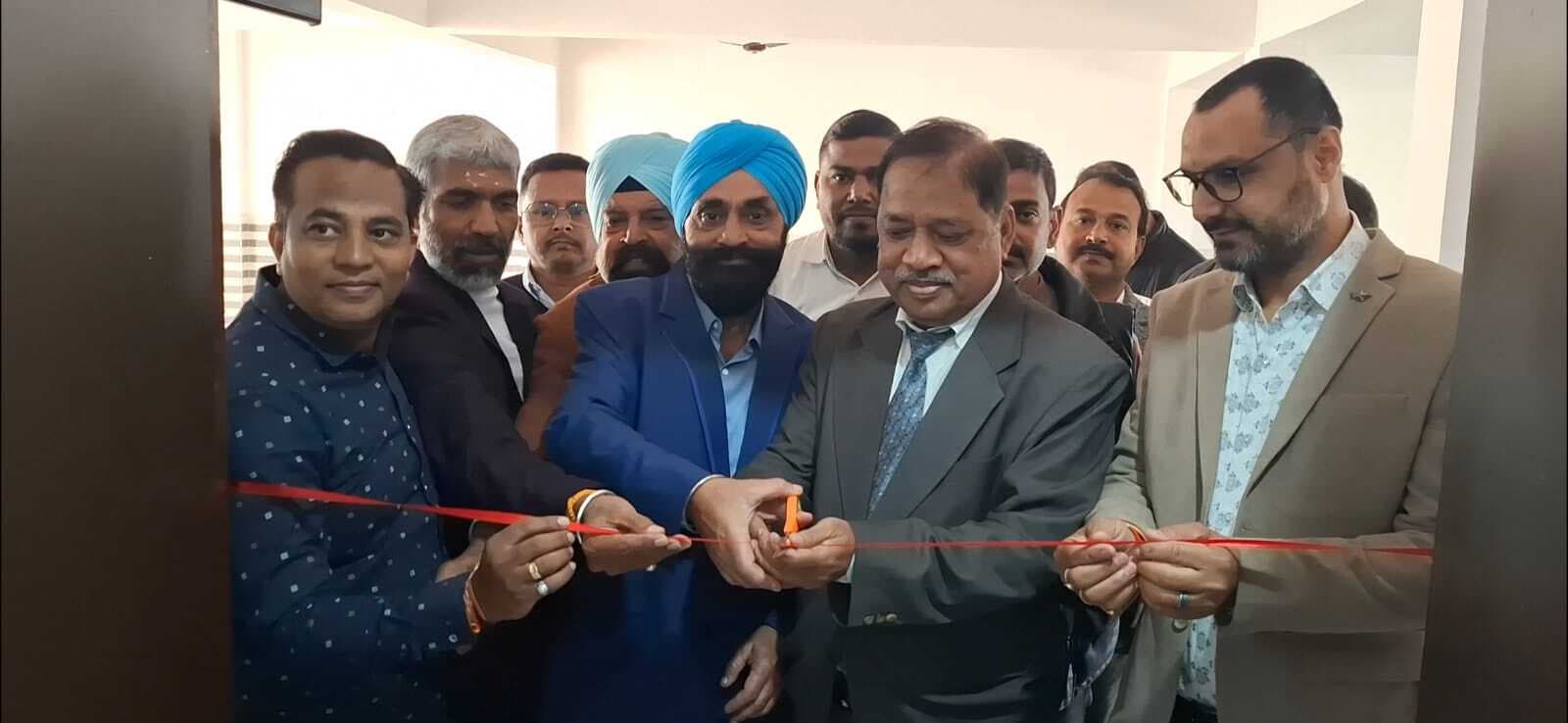 Giridih News :रेफरल अस्पताल  राजधनवार में छह दिवसीय एक्यूप्रेशर स्वास्थ्य शिविर शुरू