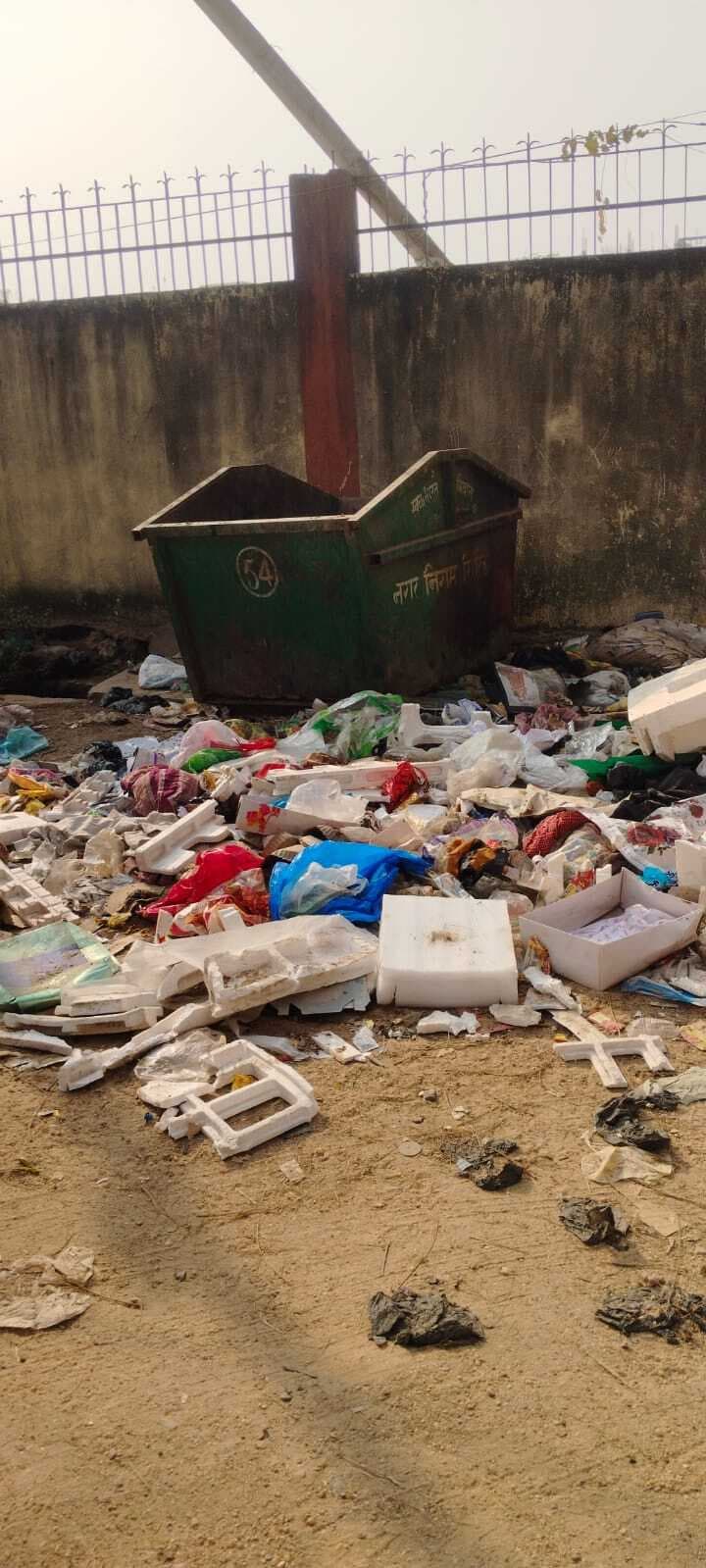 Giridih News :सड़क के किनारे कचरा जमा होने से लोगों को परेशानी