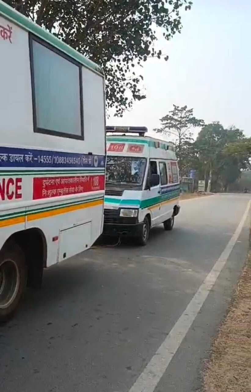 Seraikela Kharsawan News : रास्ते में खराब हुई 108 एंबुलेंस रस्सी से खींचकर ले जाना पड़ा