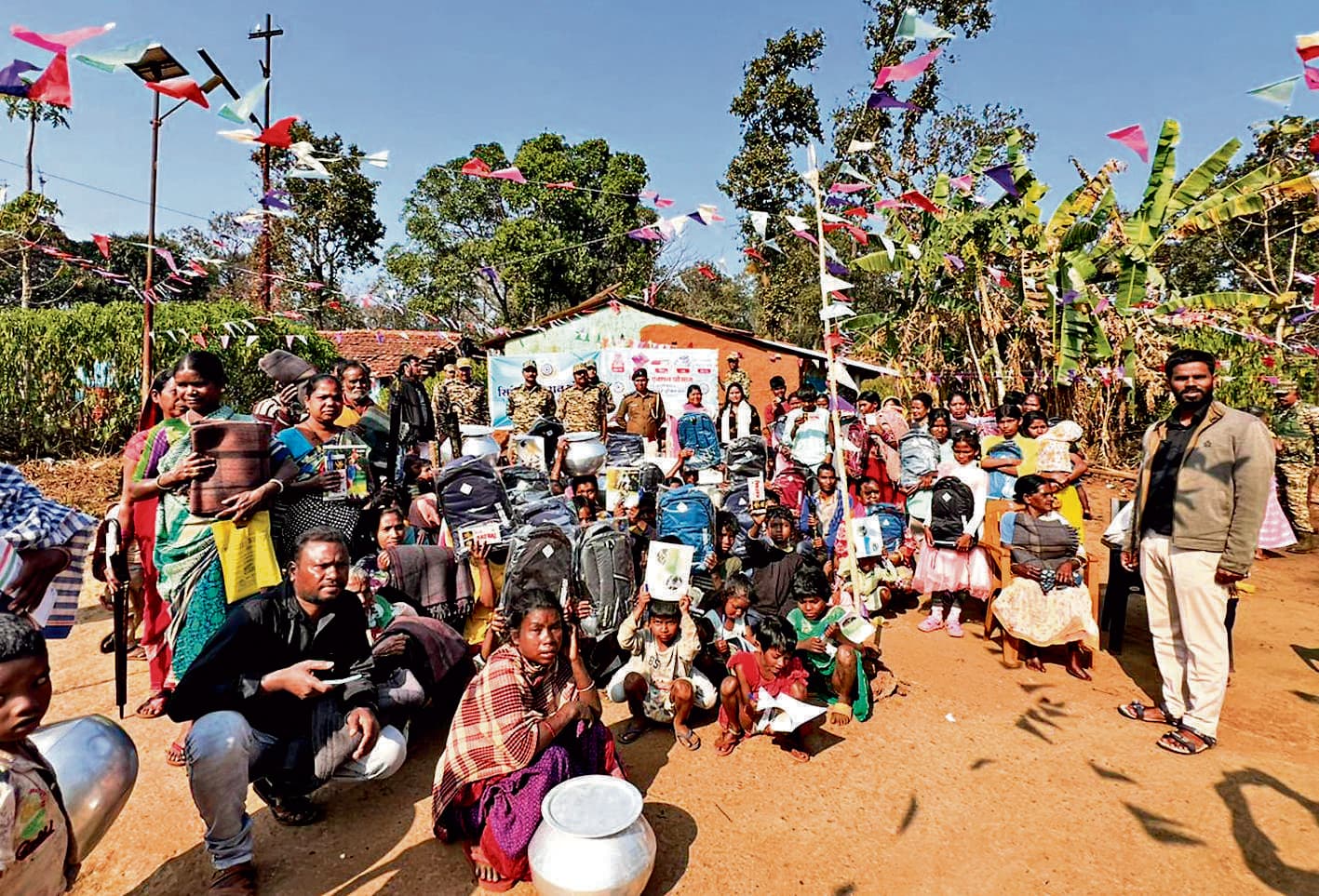 Chaibasa News : सीआरपीएफ ने ग्रामीणों में बांटी घरेलू सामग्री