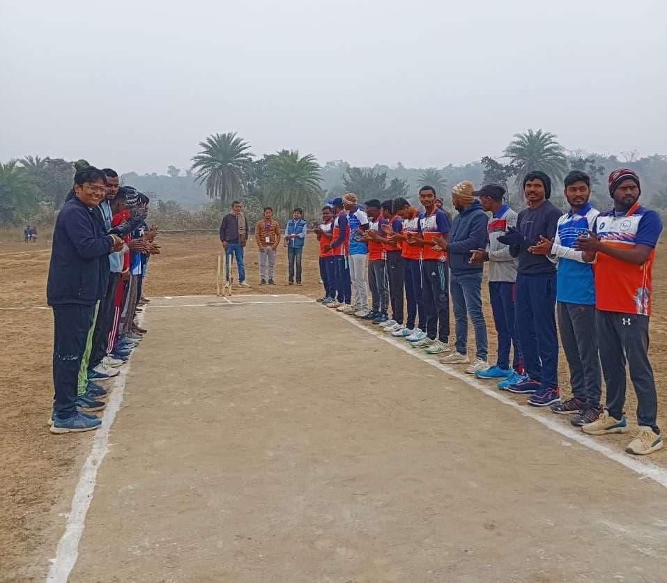 Seraikela Kharsawan News : बड़गांव को हरा सरगीडीह ने ट्रॉफी पर कब्जा जमाया