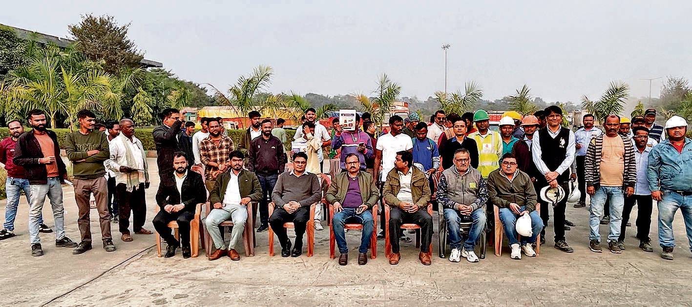 Seraikela Kharsawan News : सतर्क चालक सुरक्षित जीवन : चालकों को शपथ दिलायी