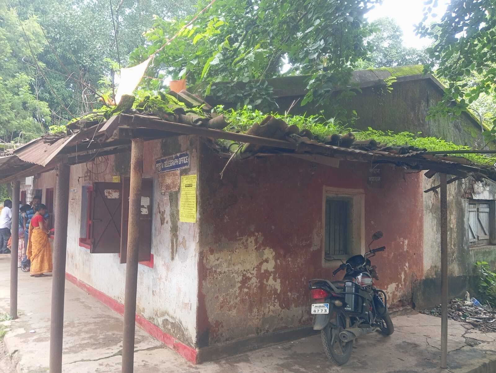 East Singhbhum News : मरम्मत के अभाव में जर्जर हुआ उप डाकघर जान जोखिम में डाल काम कर रहे कर्मचारी