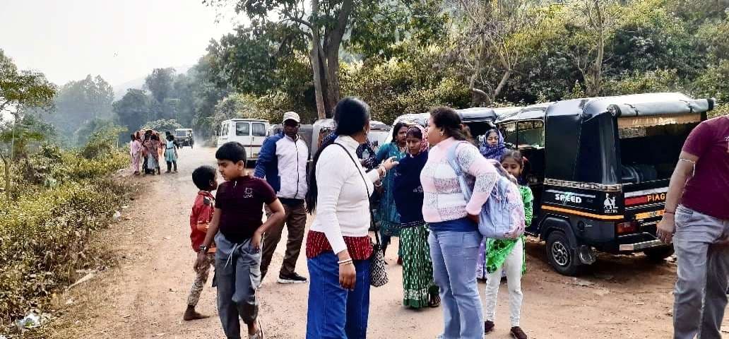 East Singhbhum News : पर्यटकों के आगमन से बासाडेरा, बुरुडीह धारागिरी के ग्रामीणों को मिल रहा रोजगार
