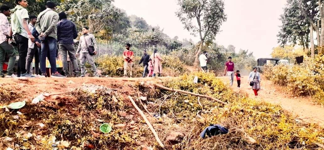 East Singhbhum News : बासाडेरा-धारागिरी सड़क बदहाल, पर्यटक परेशान
