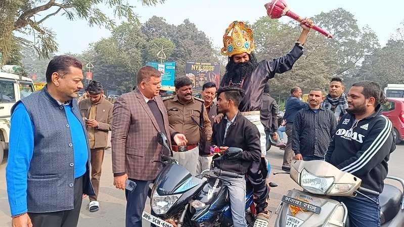 Jamshedpur News : ट्रैफिक नियम तोड़नेवालों पर बरसे ''यमराज''