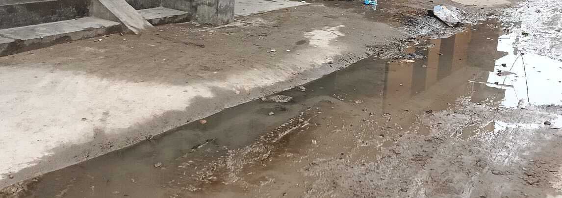 hajipur news. नाला जाम होने से सड़क पर बह रहा गंदा पानी