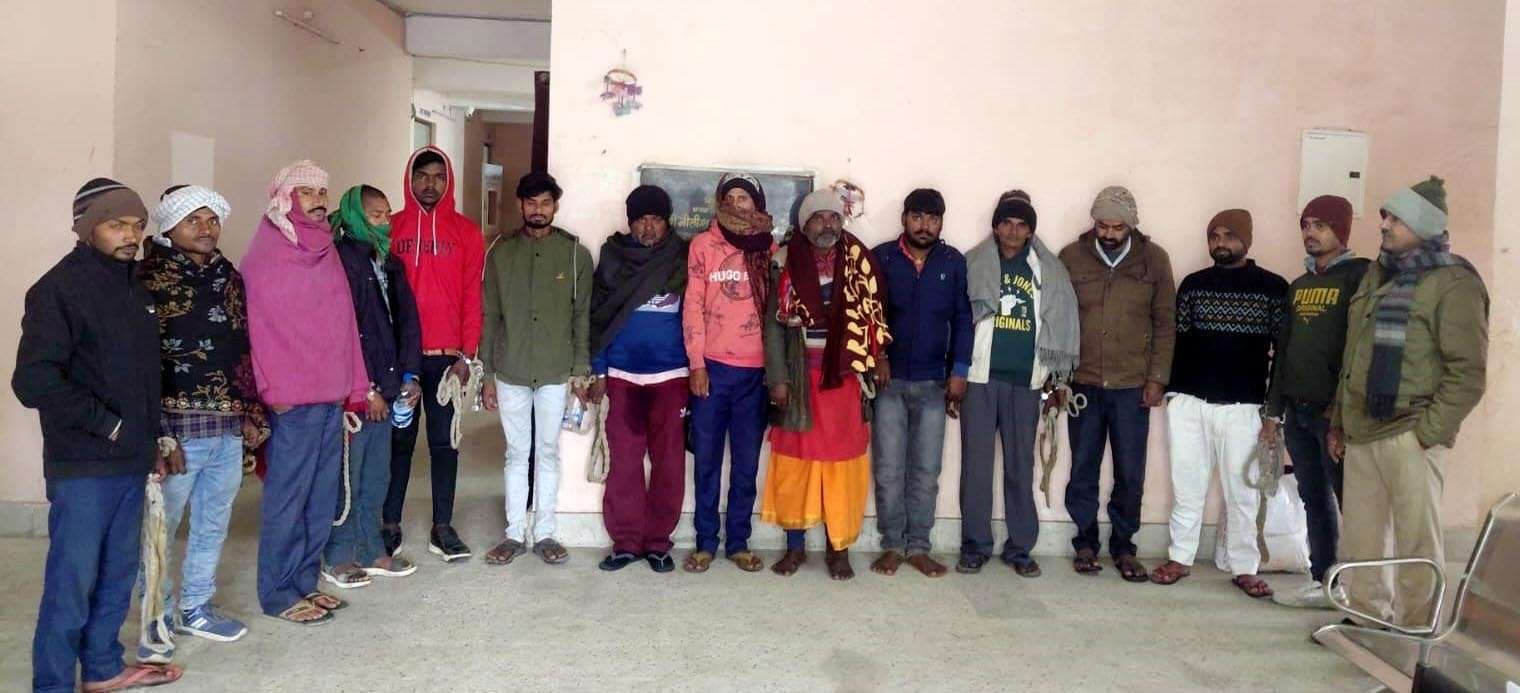 35 लीटर देसी शराब के साथ चार तस्कर व 10 शराबी गिरफ्तार