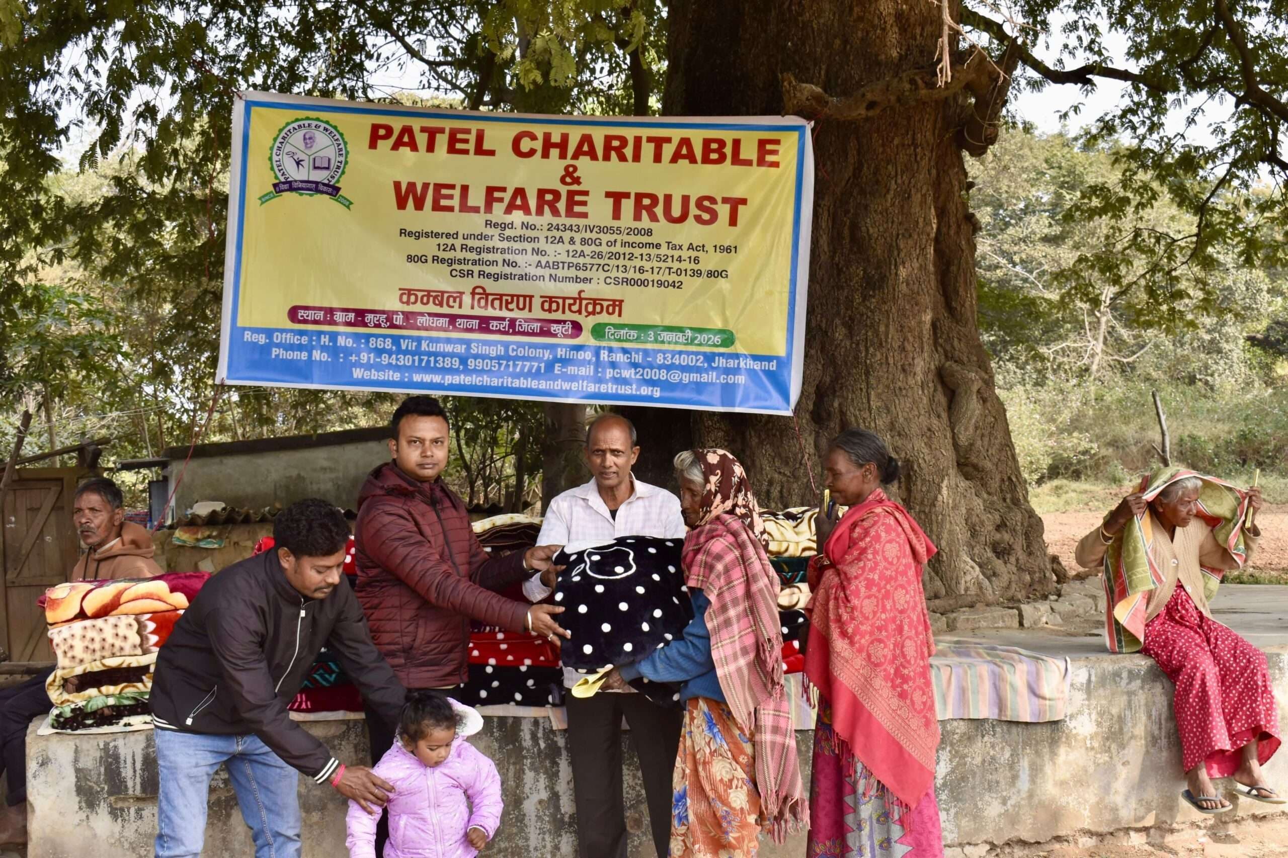 जरूरतमंदों के बीच कंबल का वितरण