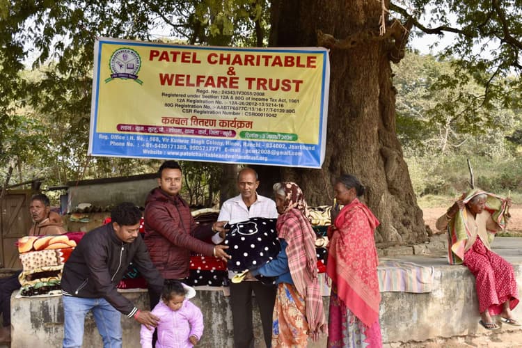 जरूरतमंदों के बीच कंबल का वितरण