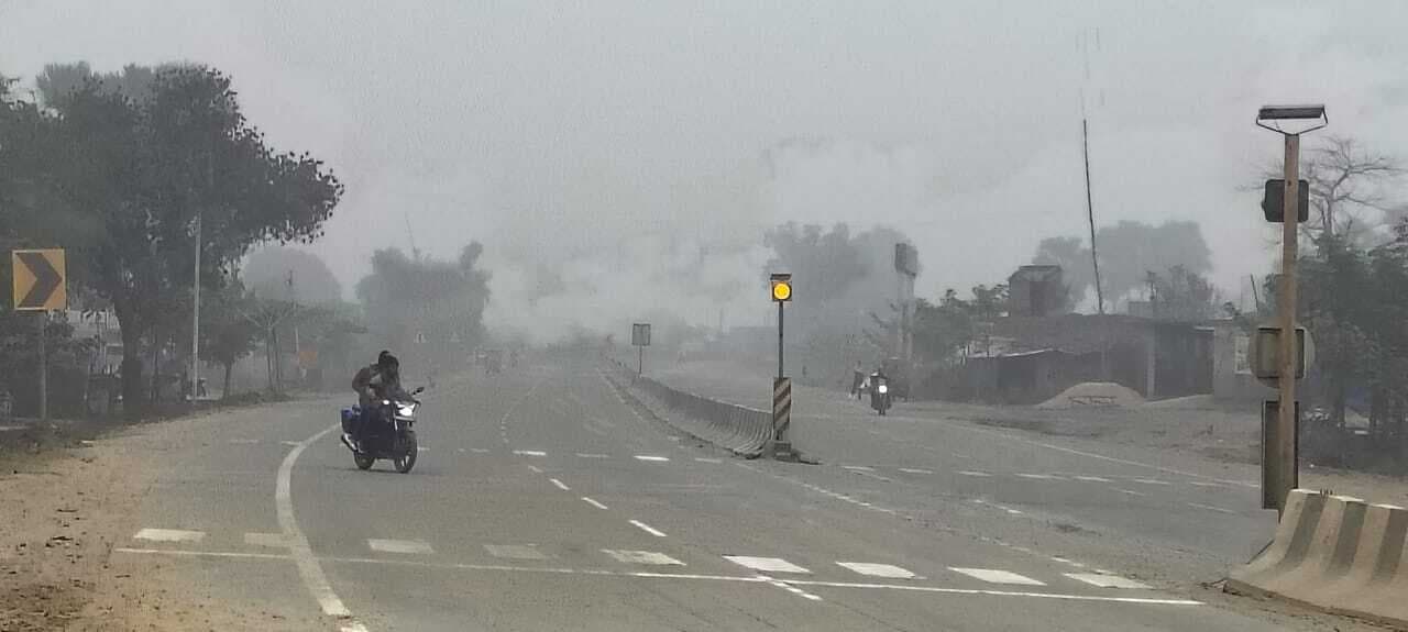 शीतलहर और घने कोहरे की चपेट में रजौली, लो विजिबिलटी से हादसे का डर