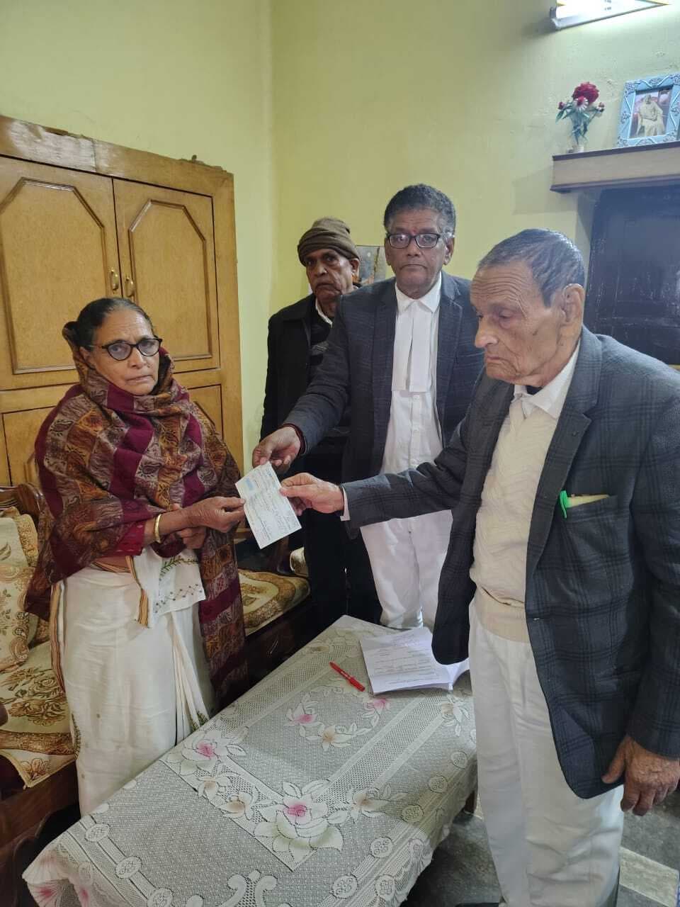 वेलफेयर फंड कमेटी से अधिवक्ता के आश्रित को मिला चेक