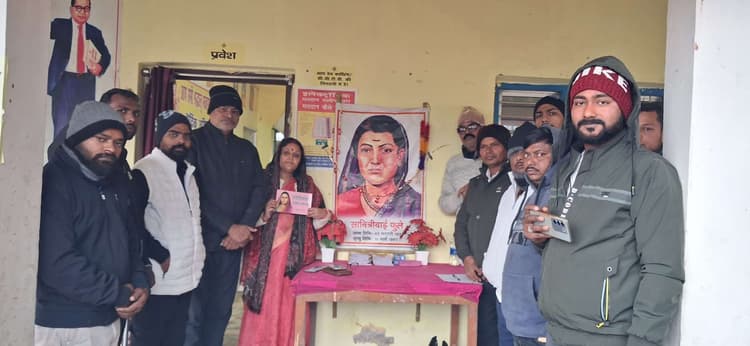 सावित्रीबाई फुले की मनी जयंती, तैलचित्र पर किया माल्यार्पण