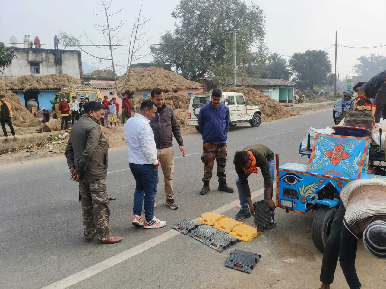 हादसे रोकने के लिए लीलातरी में पुलिस ने लगाया स्पीड ब्रेकर