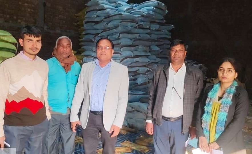 खाद दुकानों की अधिकारियों ने की जांच