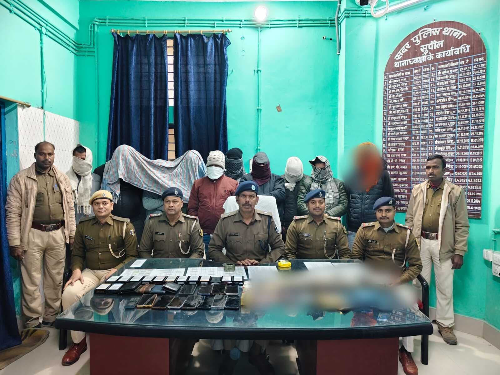 कॉरपोरेट होटल में जुआ-सट्टा का भंडाफोड़, 10 गिरफ्तार, 6.25 लाख नकद समेत कार व बाइक जब्त