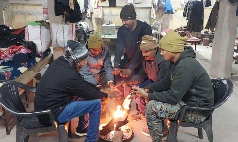कोल्ड डे में पूरे दिन ठिठुरते रहे लोग, अलाव का व्यवस्था नहीं
