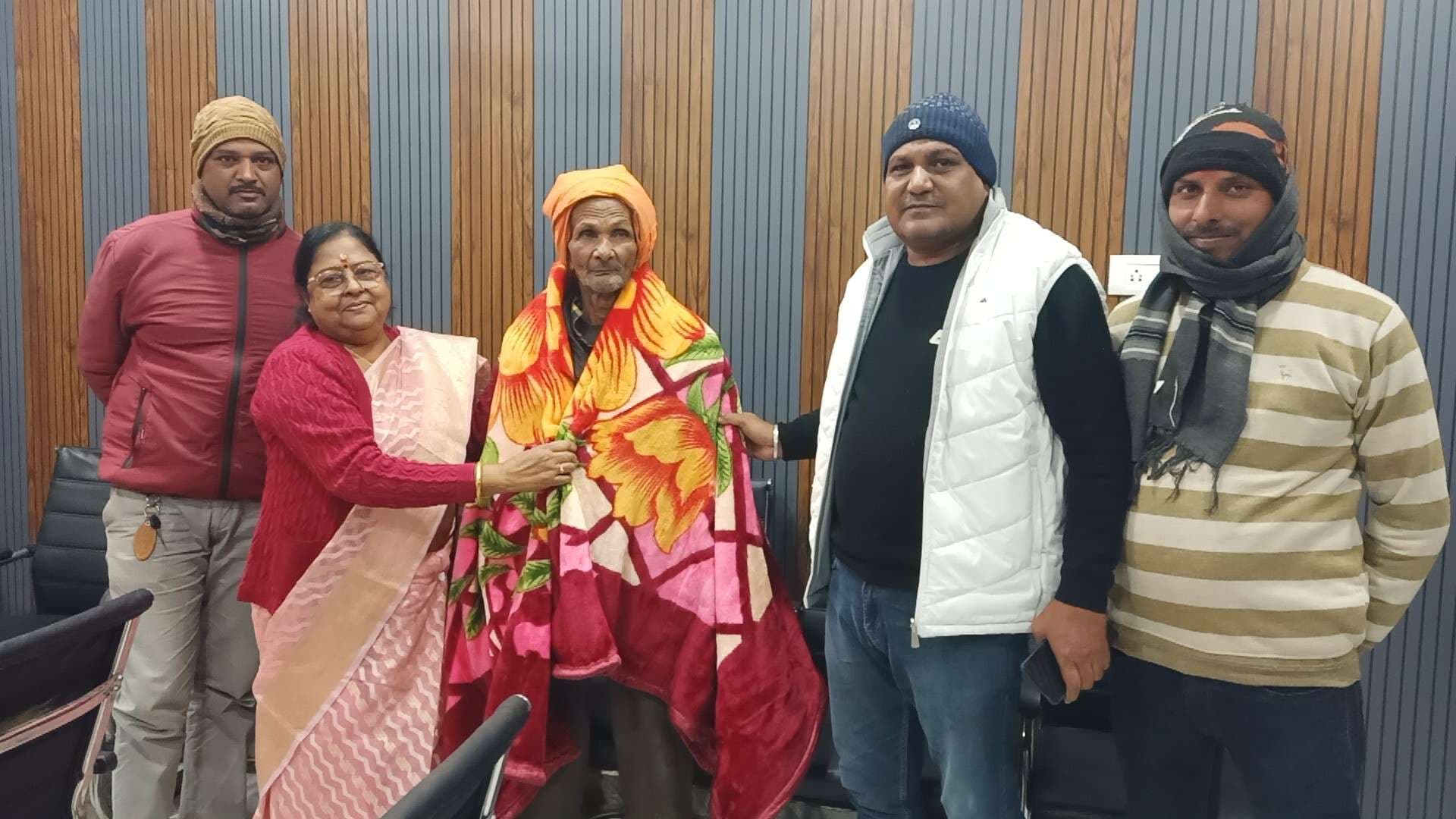 मुख्य पार्षद ने जरूरतमंदों को दिया कंबल